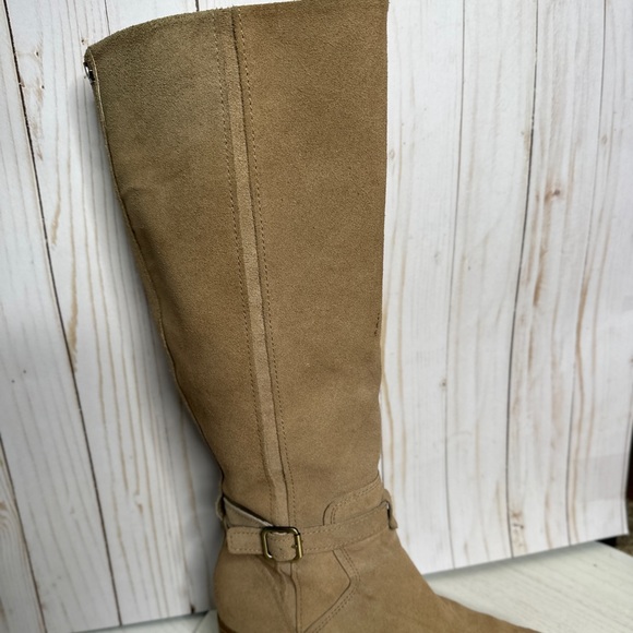UGG Fashionable Fall Boots - Picture 3 of 12